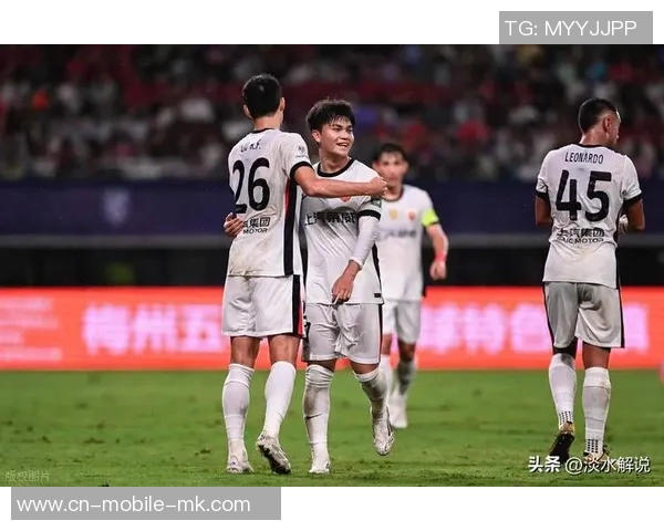 青岛海牛与上海海港激战正酣2025中超联赛第27轮精彩回顾 青岛海牛与上海海港激战正酣2025中超联赛第27轮精彩回顾