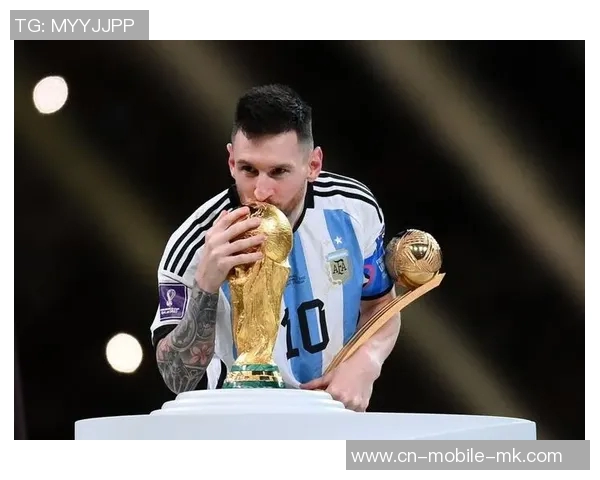 模特与梅西夫妇同框合影安东内拉T恤印梅西亲吻大力神杯瞬间